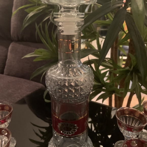 Burgundy & Gold Decanter with 10 Stemmed Glasses / gold & floral pattern - Picture 2 of 3